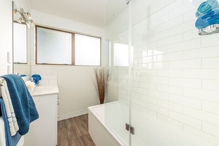 Photo of property in 2/239 Waitemata Drive, Ranui, Auckland, 0612