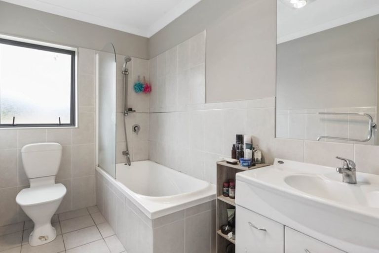 Photo of property in 3 Vadam Road, Massey, Auckland, 0614