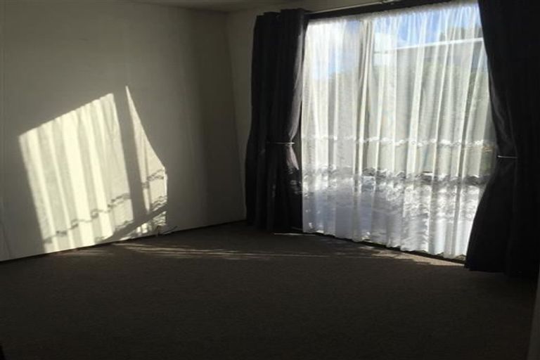 Photo of property in 1/4 Hanson Place, West Harbour, Auckland, 0618