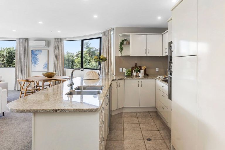 Photo of property in 2d/175 Hurstmere Road, Takapuna, Auckland, 0622