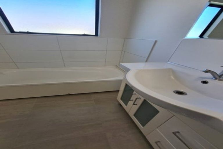 Photo of property in 1/338 Main Road, Tawa, Wellington, 5028