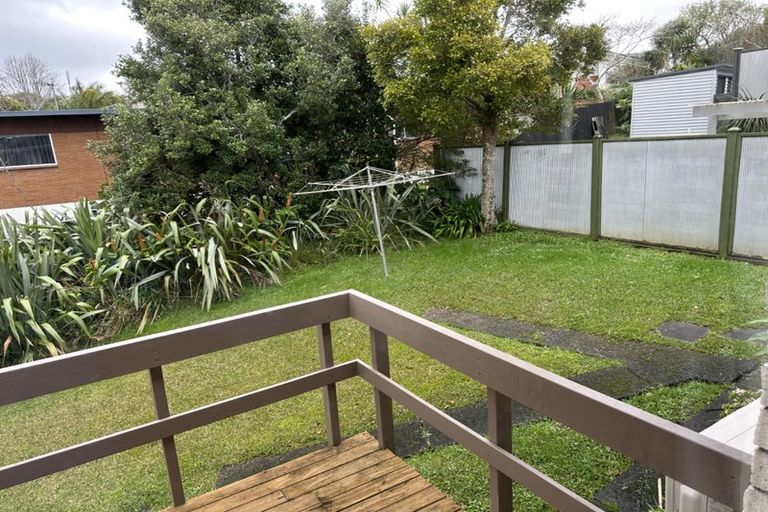 Photo of property in 2/45 Knightsbridge Drive, Forrest Hill, Auckland, 0620