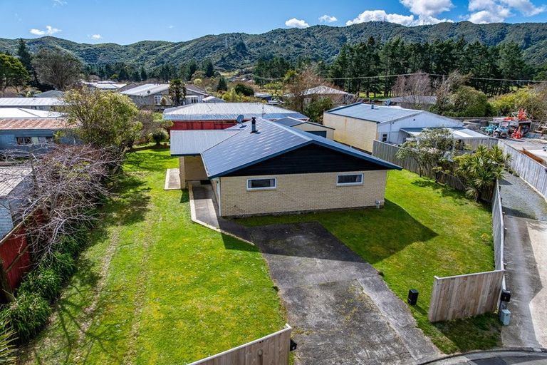 Photo of property in 3 Ipswich Grove, Wainuiomata, Lower Hutt, 5014