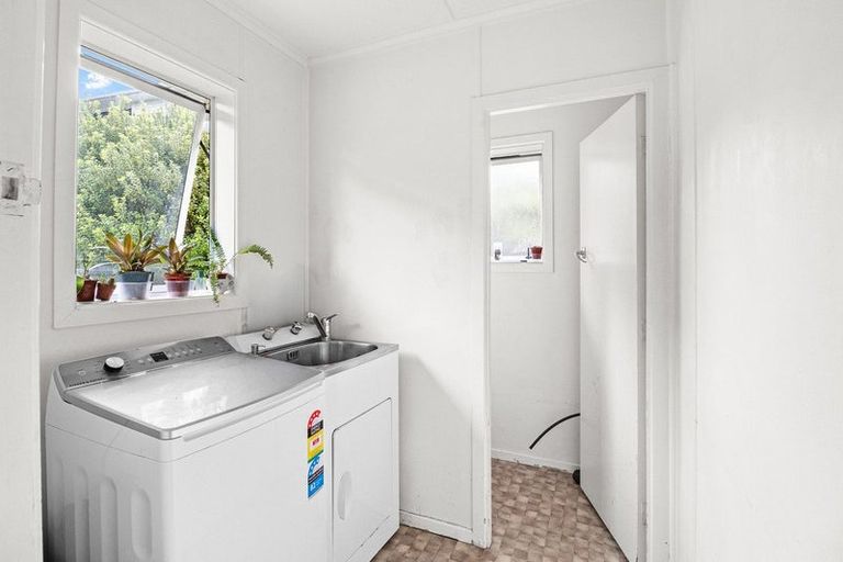 Photo of property in 31 Awanui Street, Merrilands, New Plymouth, 4312