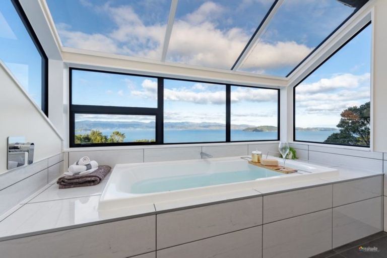 Photo of property in 33 Homebush Road, Khandallah, Wellington, 6035