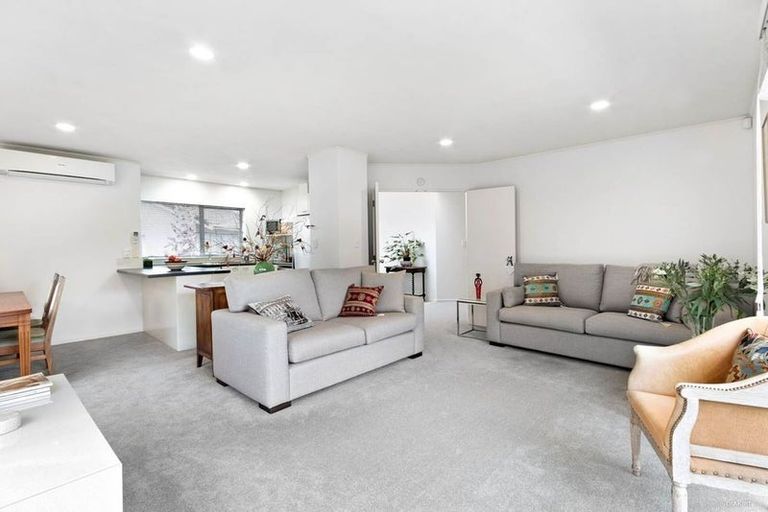 Photo of property in 1/19 Driscoll Place, Farm Cove, Auckland, 2010