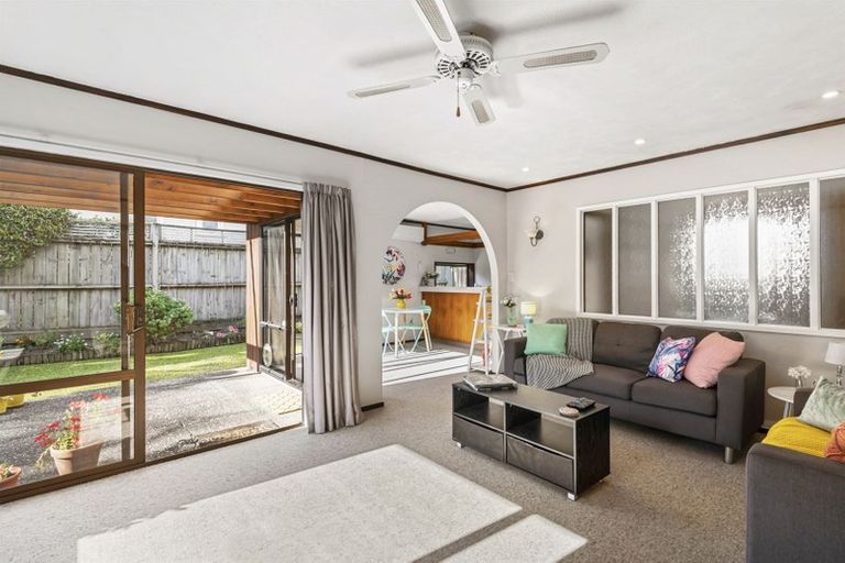 Photo of property in 2/10 Tobruk Crescent, Milford, Auckland, 0620