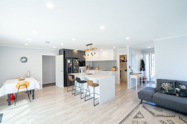 Photo of property in 96 Johnstone Drive, Fitzherbert, Palmerston North, 4410