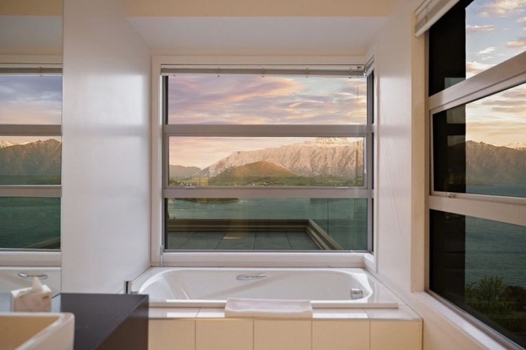 Photo of property in 6 Lordens Place, Fernhill, Queenstown, 9300