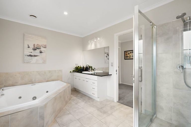 Photo of property in 27 Nielsen Gardens, Rototuna, Hamilton, 3210