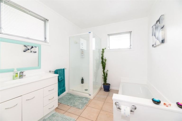 Photo of property in 60 Waimumu Road, Massey, Auckland, 0614