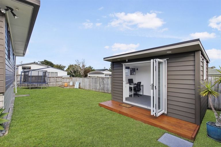 Photo of property in 4 Pinewood Grove, Botany Downs, Auckland, 2010