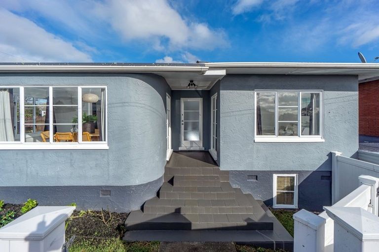 Photo of property in 1/72 Lynwood Road, New Lynn, Auckland, 0600
