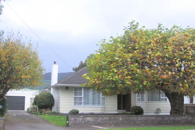 Photo of property in 10 Saulbrey Grove, Woburn, Lower Hutt, 5010