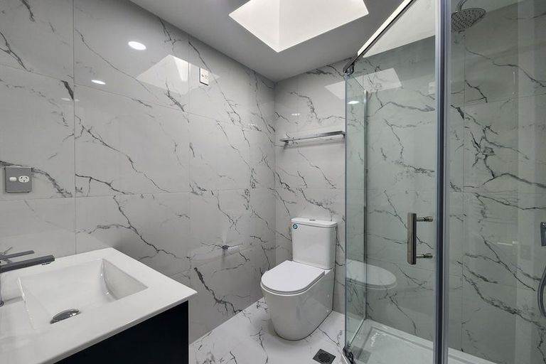 Photo of property in 22e Totaravale Drive, Totara Vale, Auckland, 0629