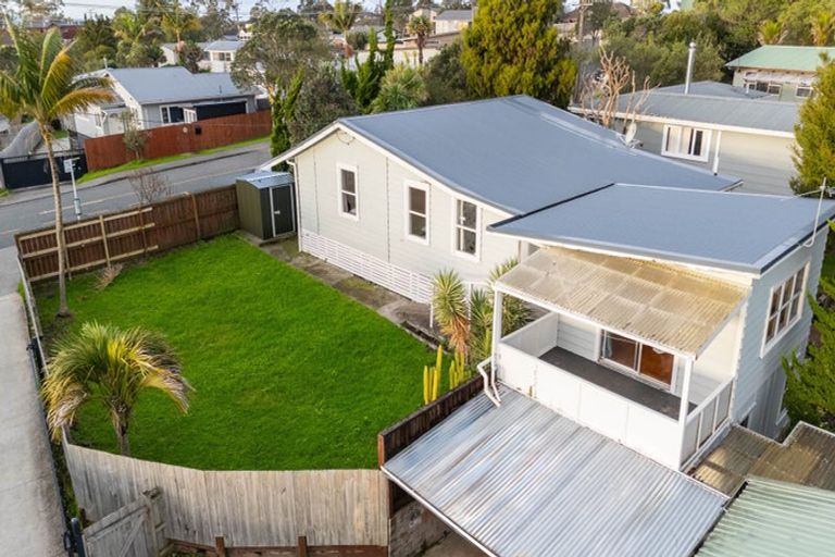 Photo of property in 129 Sunnyside Road, Sunnyvale, Auckland, 0612