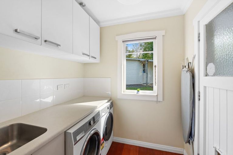 Photo of property in 42 Mountain Road, Henderson Valley, Auckland, 0612