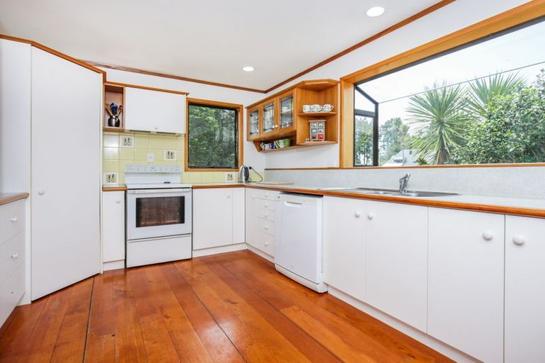 Photo of property in 2 Grovelands Way, Titirangi, Auckland, 0604