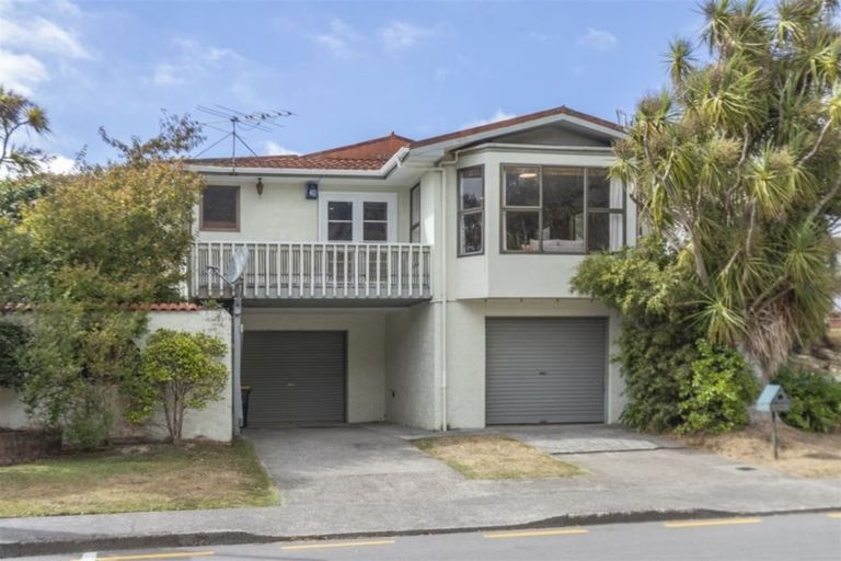 Photo of property in 96 Churton Drive, Churton Park, Wellington, 6037