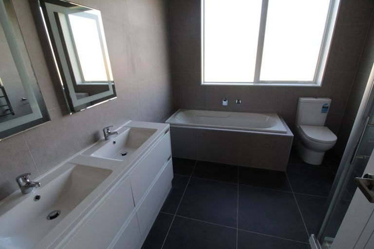 Photo of property in 17 Grove Way, Riverhead, 0820