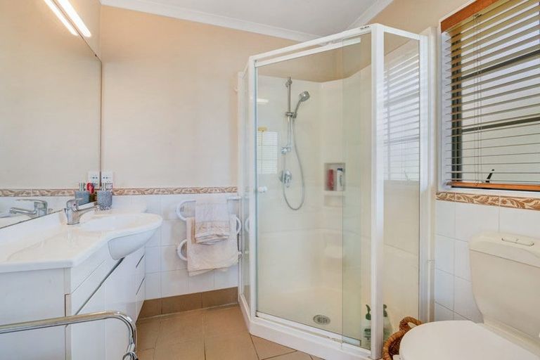 Photo of property in 4 Westminster Gardens, Unsworth Heights, Auckland, 0632