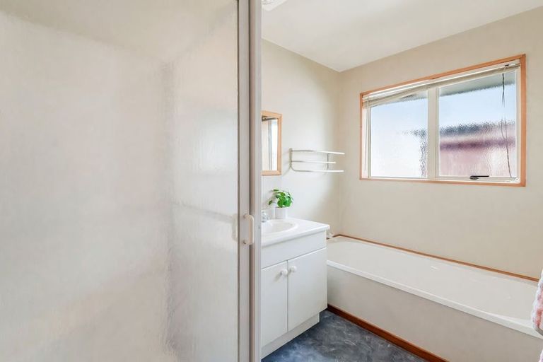 Photo of property in 2/128 Yaldhurst Road, Sockburn, Christchurch, 8042