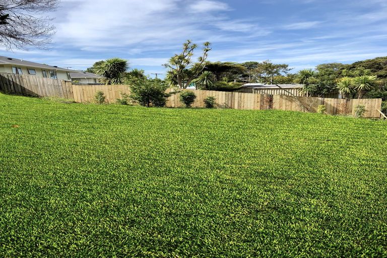 Photo of property in 12 Crystal Avenue, Glendene, Auckland, 0602