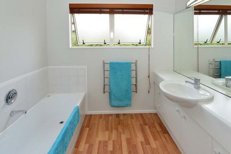 Photo of property in 31 Rifleman Rise, Unsworth Heights, Auckland, 0632