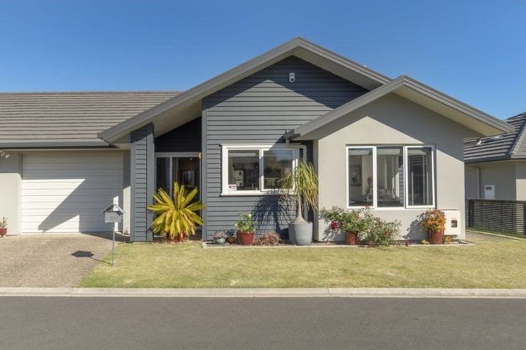 Photo of property in 30 Bridgewater Way, Pyes Pa, Tauranga, 3112