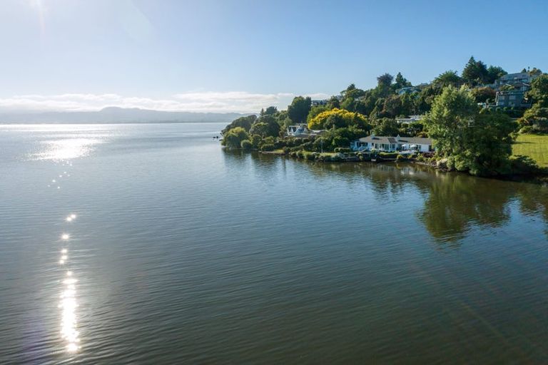 Photo of property in 15 Manahi Avenue, Kawaha Point, Rotorua, 3010