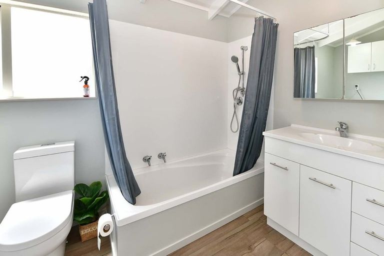 Photo of property in 53 Springs Road, Parakai, 0830