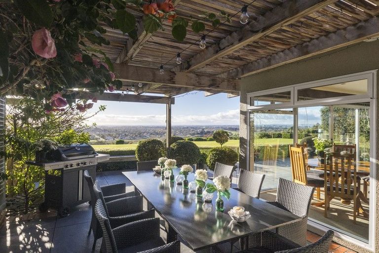 Photo of property in 38 Titirangi Drive, Fitzherbert, Palmerston North, 4471