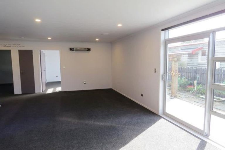 Photo of property in 32 Pioneer Road, Moturoa, New Plymouth, 4310