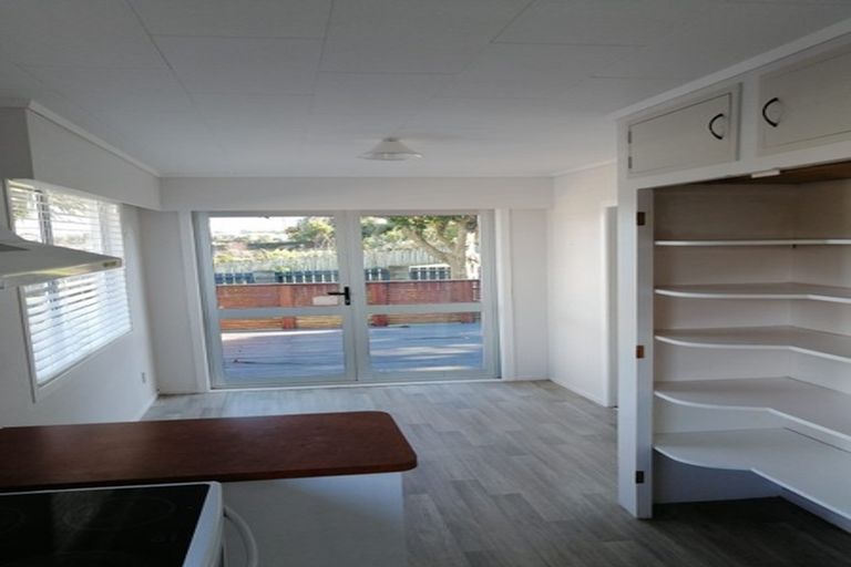 Photo of property in 5 Poharama Place, Marfell, New Plymouth, 4310