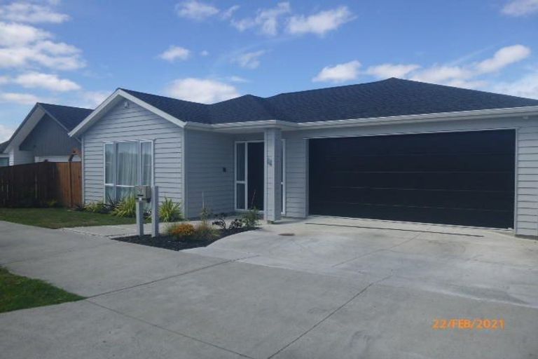 Photo of property in 16 Ropere Street, Kumeu, 0810