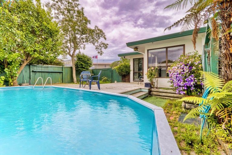 Photo of property in 11 Deakin Place, Clive, 4102