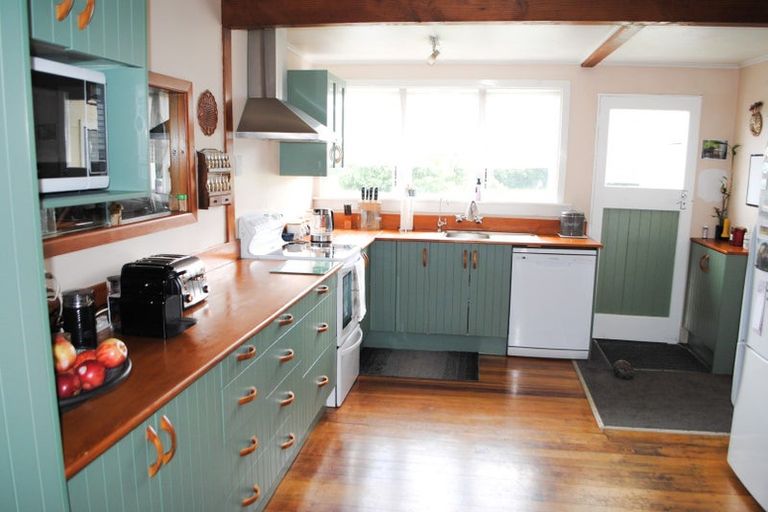 Photo of property in 24 Endeavour Street, Marfell, New Plymouth, 4310