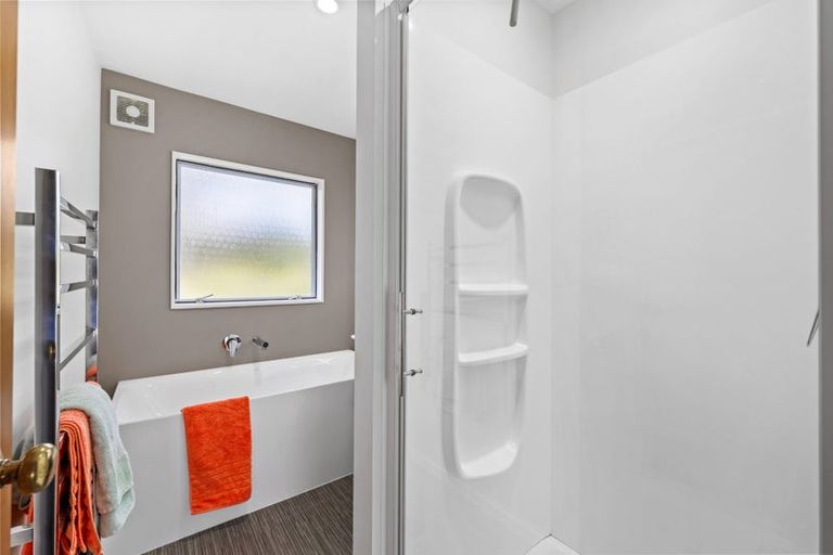 Photo of property in 2/30 Lagoon Way, West Harbour, Auckland, 0618