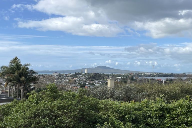 Photo of property in 89 Forrest Hill Road, Milford, Auckland, 0620