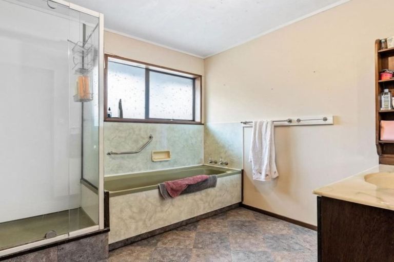 Photo of property in 242 Memorial Avenue, Burnside, Christchurch, 8053