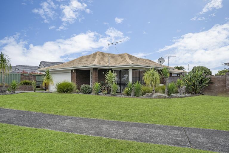 Photo of property in 2/10 Pinewood Grove, Botany Downs, Auckland, 2010