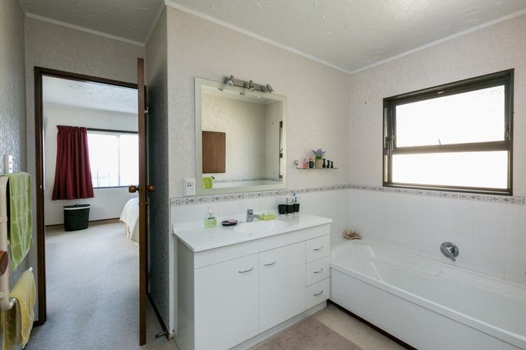 Photo of property in 16 Cardiff Place, Tamatea, Napier, 4112