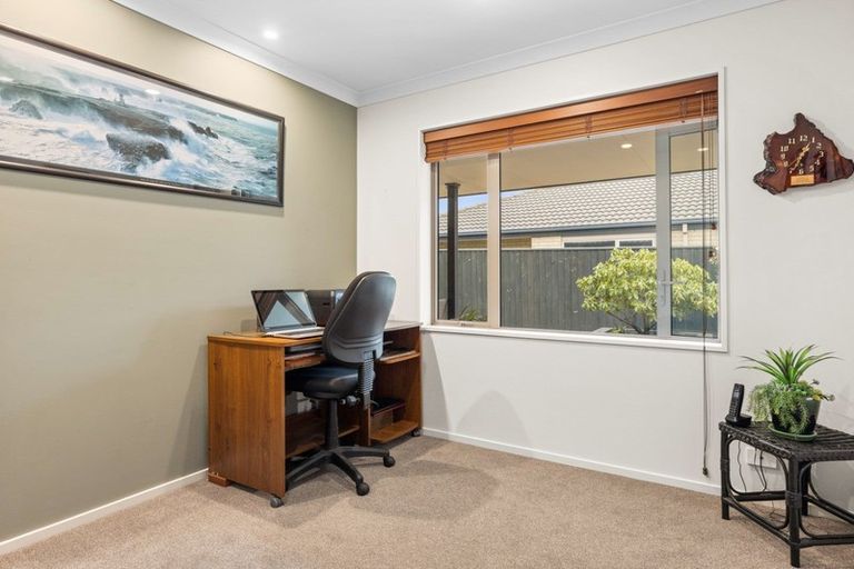 Photo of property in 92 Willowview Drive, Redwood, Christchurch, 8051