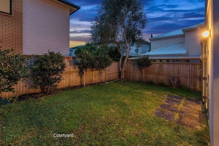 Photo of property in 39 Verdale Circle, Glen Eden, Auckland, 0602
