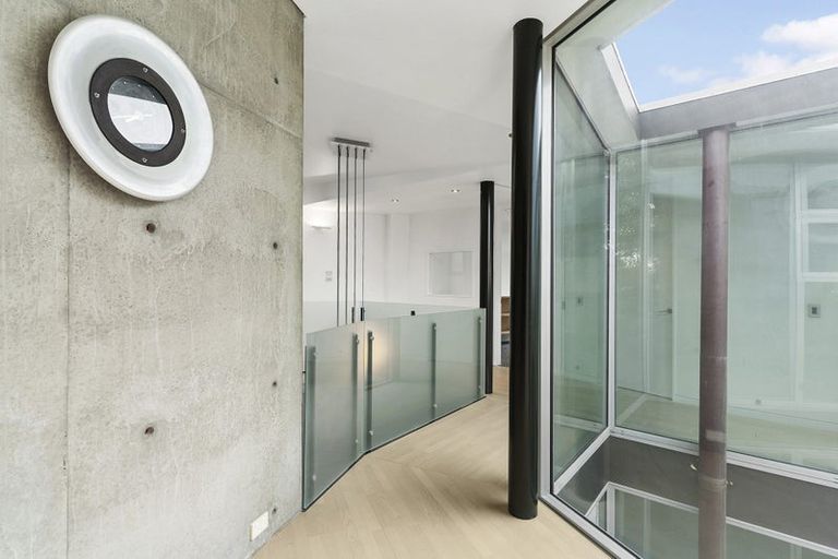 Photo of property in 3b Salmont Place, Kelburn, Wellington, 6012