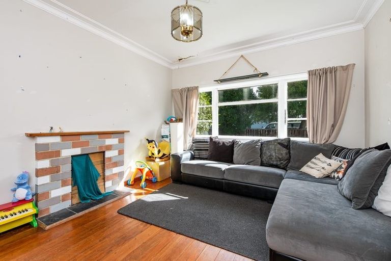 Photo of property in 137 Whites Line East, Waiwhetu, Lower Hutt, 5010