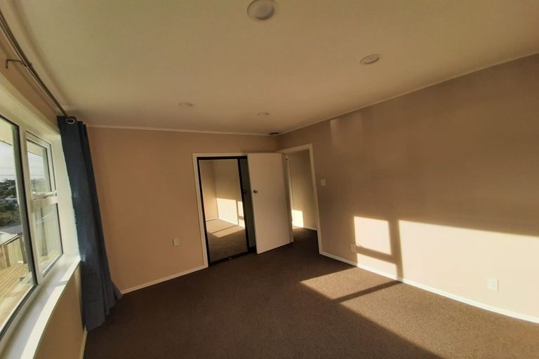 Photo of property in 6 Blandford Way, Newlands, Wellington, 6037