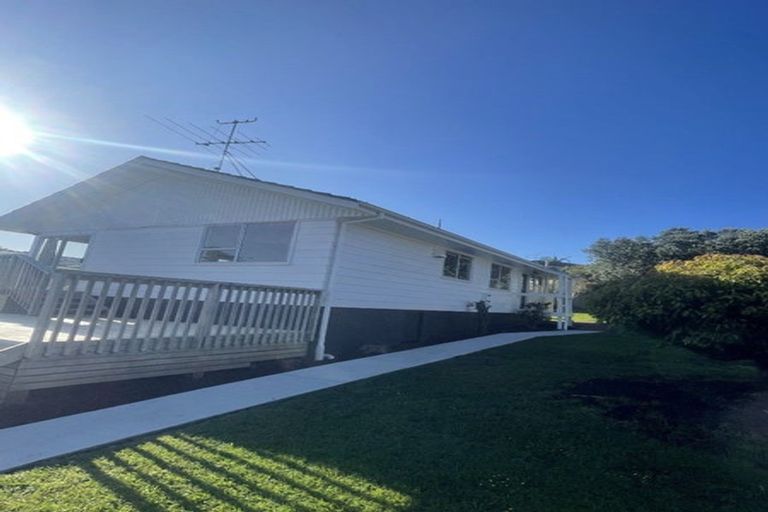 Photo of property in 42 Claverdon Drive, Massey, Auckland, 0614