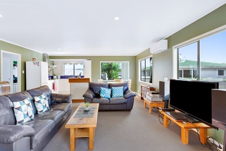 Photo of property in 21 Riserra Drive, Ranui, Auckland, 0612