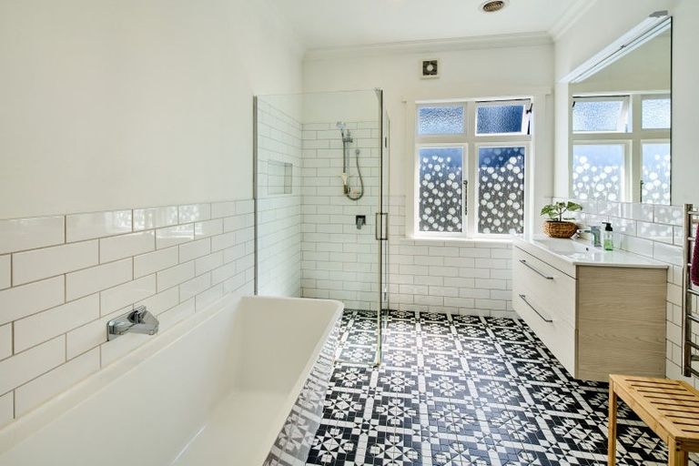 Photo of property in 22 Central Terrace, Alicetown, Lower Hutt, 5010